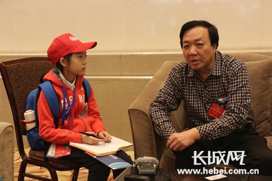 何香久委员：留住基层教师要出台政策“大礼包”