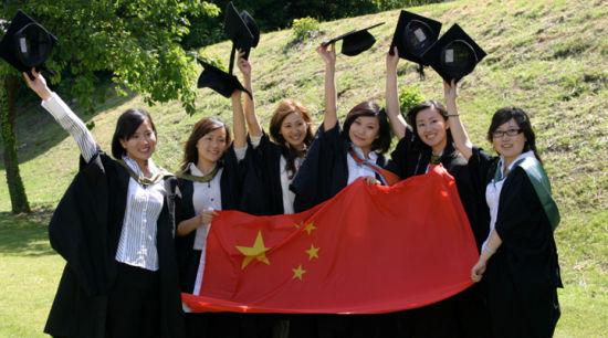 去年逾40万人学成归国 出国回国人数差逐渐缩小
