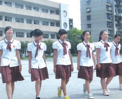 广东学生校服着装新规：裙子下摆不得高于膝盖10厘米