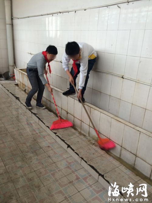 学生扫厕所家长有赞有弹 校方：锻炼劳动能力