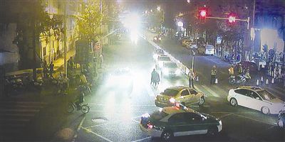“熊孩子”报警谎称有炸弹 警察连夜疏散上万人