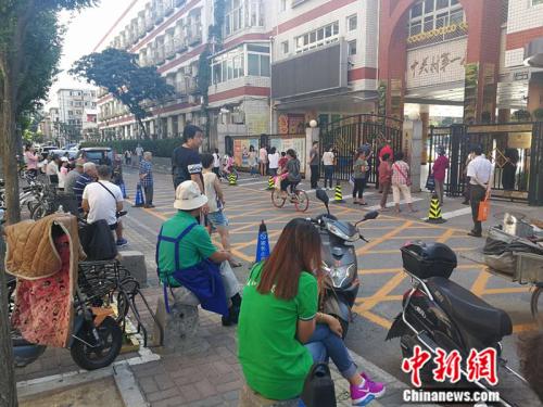 小学放学早家长遇尴尬：“三点半难题”怎么破？