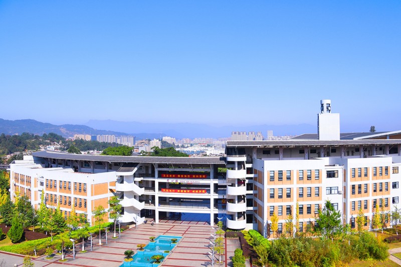 原来，龙岩学院是这样的。