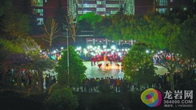 工科男制造浪漫高调示爱 数百支礼花千人“亲友团”