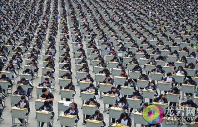 中学1700名学生操场露天考试 网友称震撼