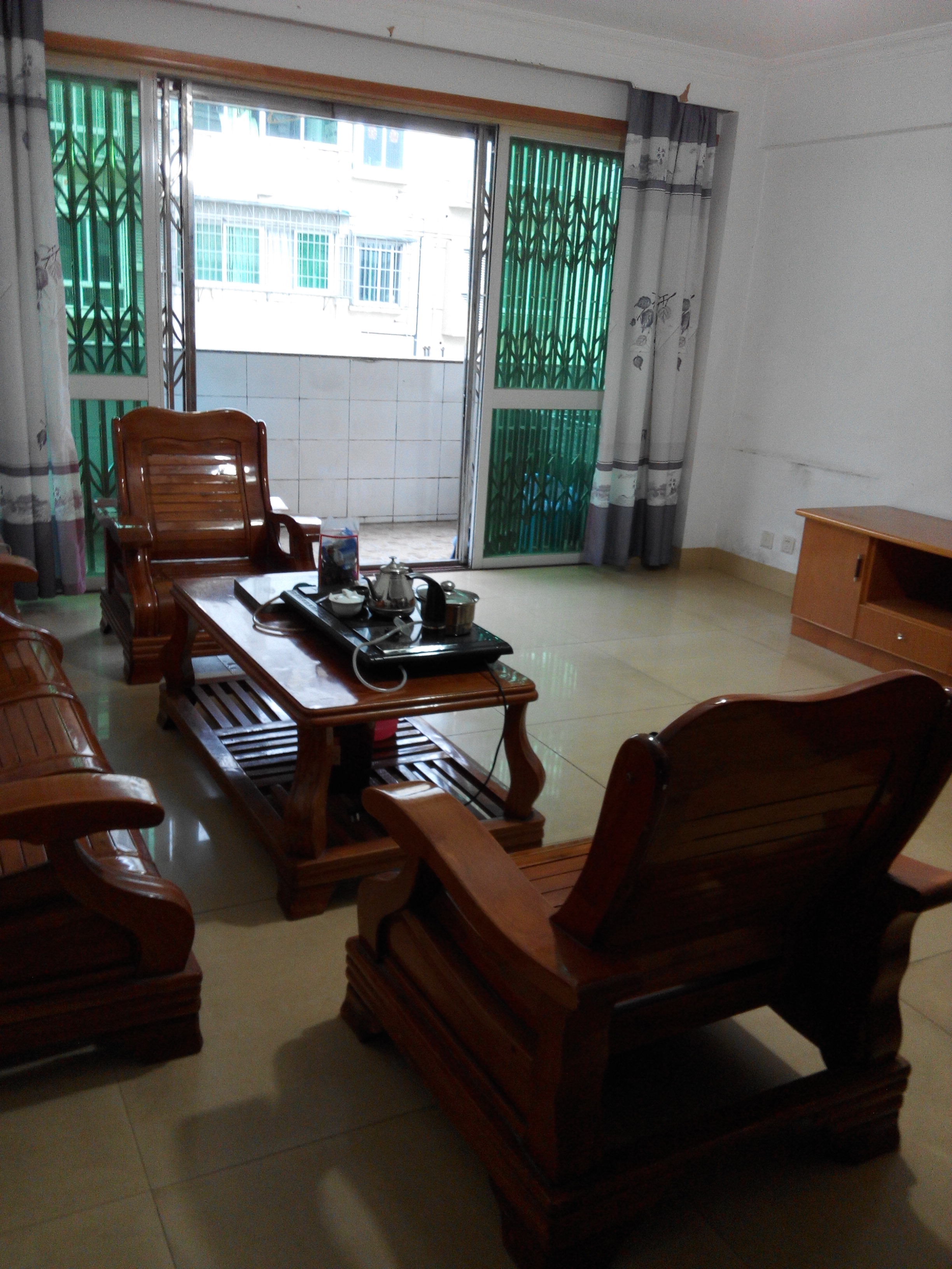 配套家电齐全拎包入住，优质房低价出租。