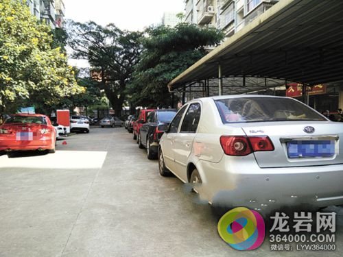 龙岩网友质疑:小区物业收取停车费合法么?_龙