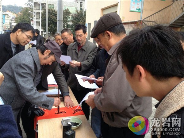 天马社区举办新春赠对联 义剪 义诊献爱心送温